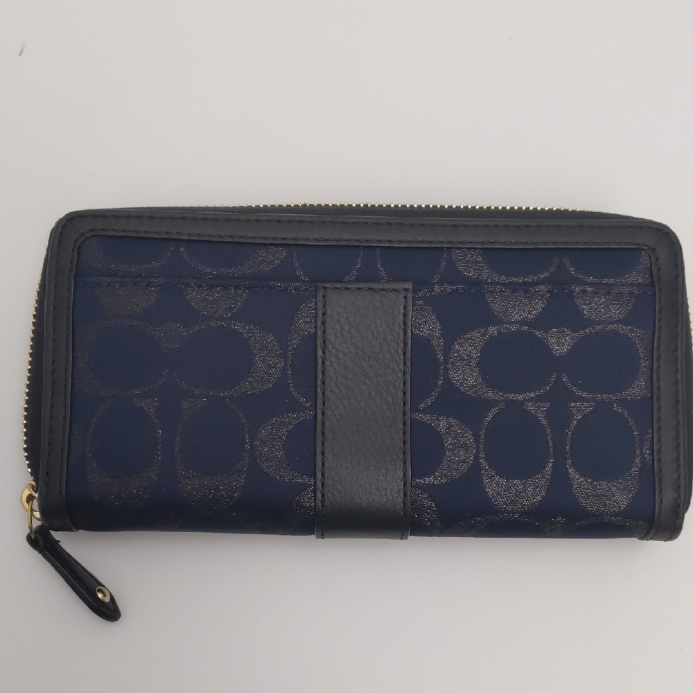 Coach Signature Soho Wallet - Picture 3 of 6
